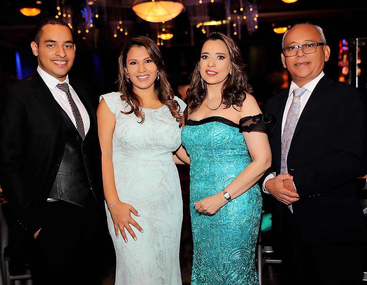 Eduardo, Julissa y Thyrza Ardón con Rómulo Matamoros 