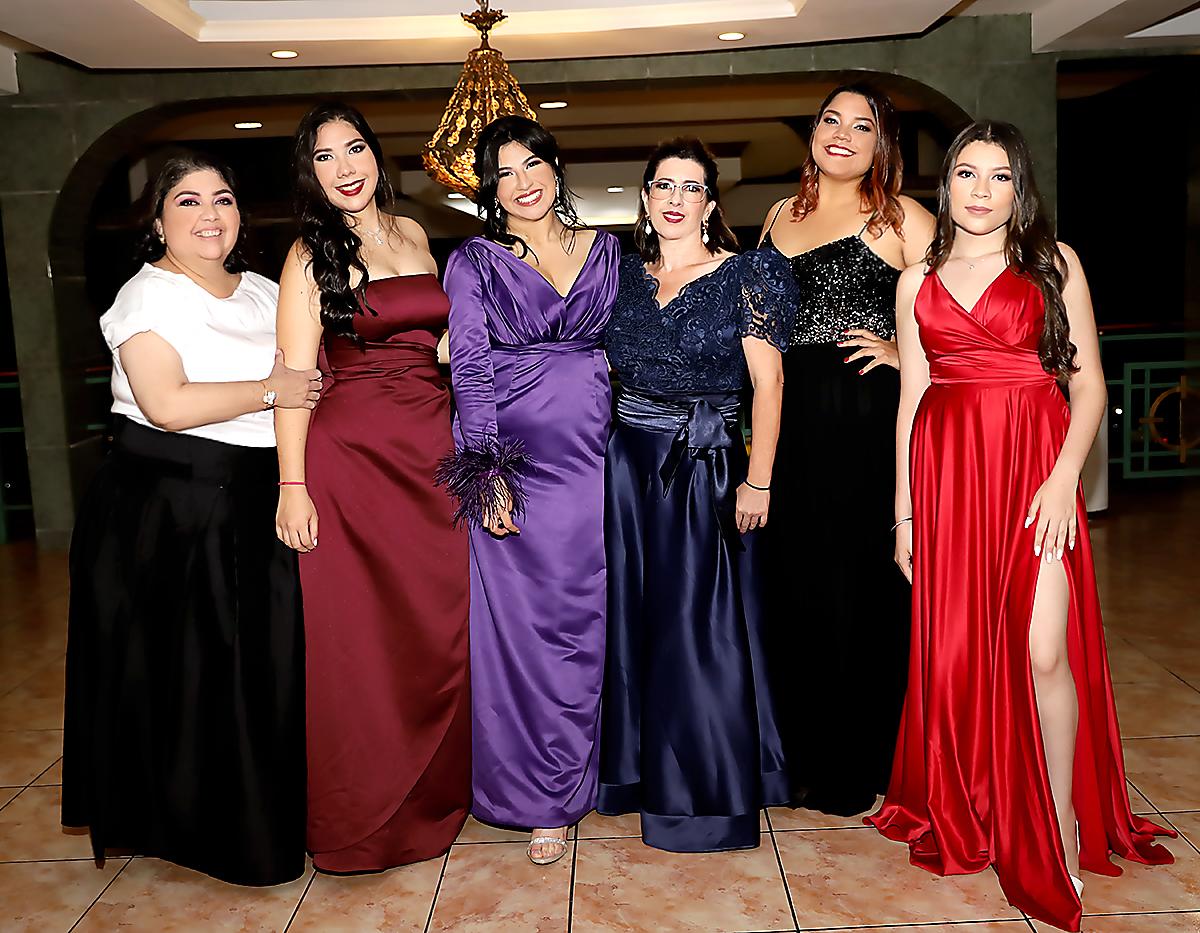 Ileana Moya, María Moya, Isabela Castro, Marcela Moya, Daniela Galeas y Ariana Moya 