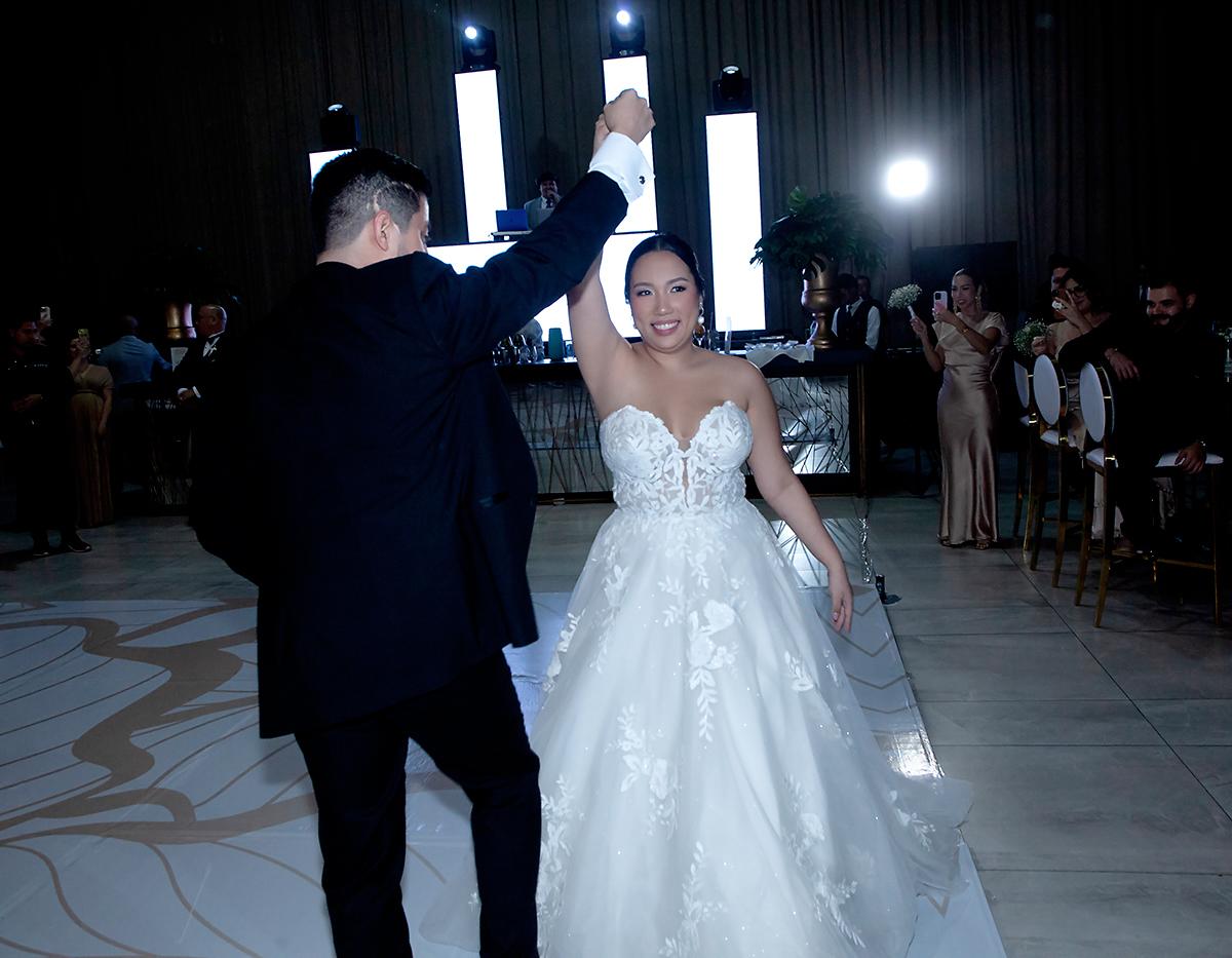 Juan Carlos y Nidia Isabel al momento de bailar su canción preferida, “Caminar de tu mano”.