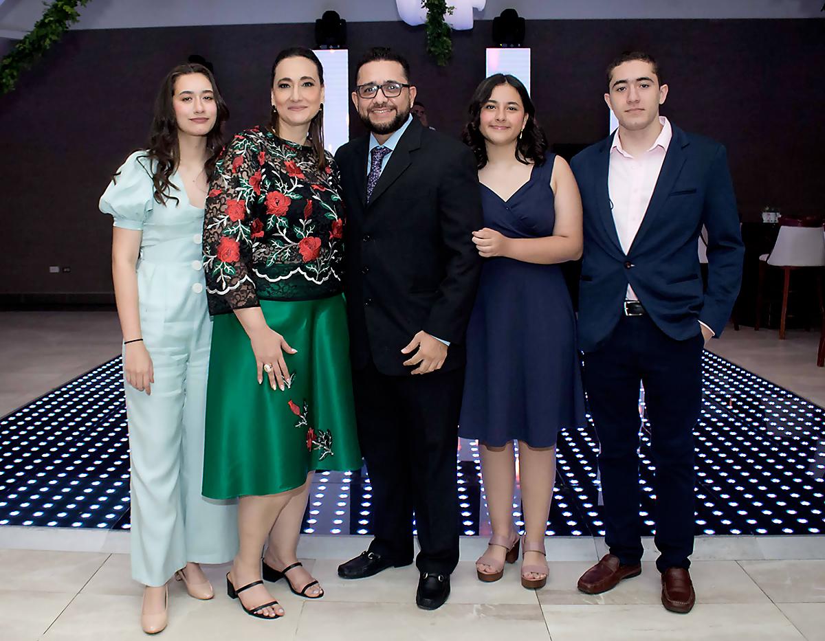 Cesía , Linda, Franklin, Helem y Jamil Deras.