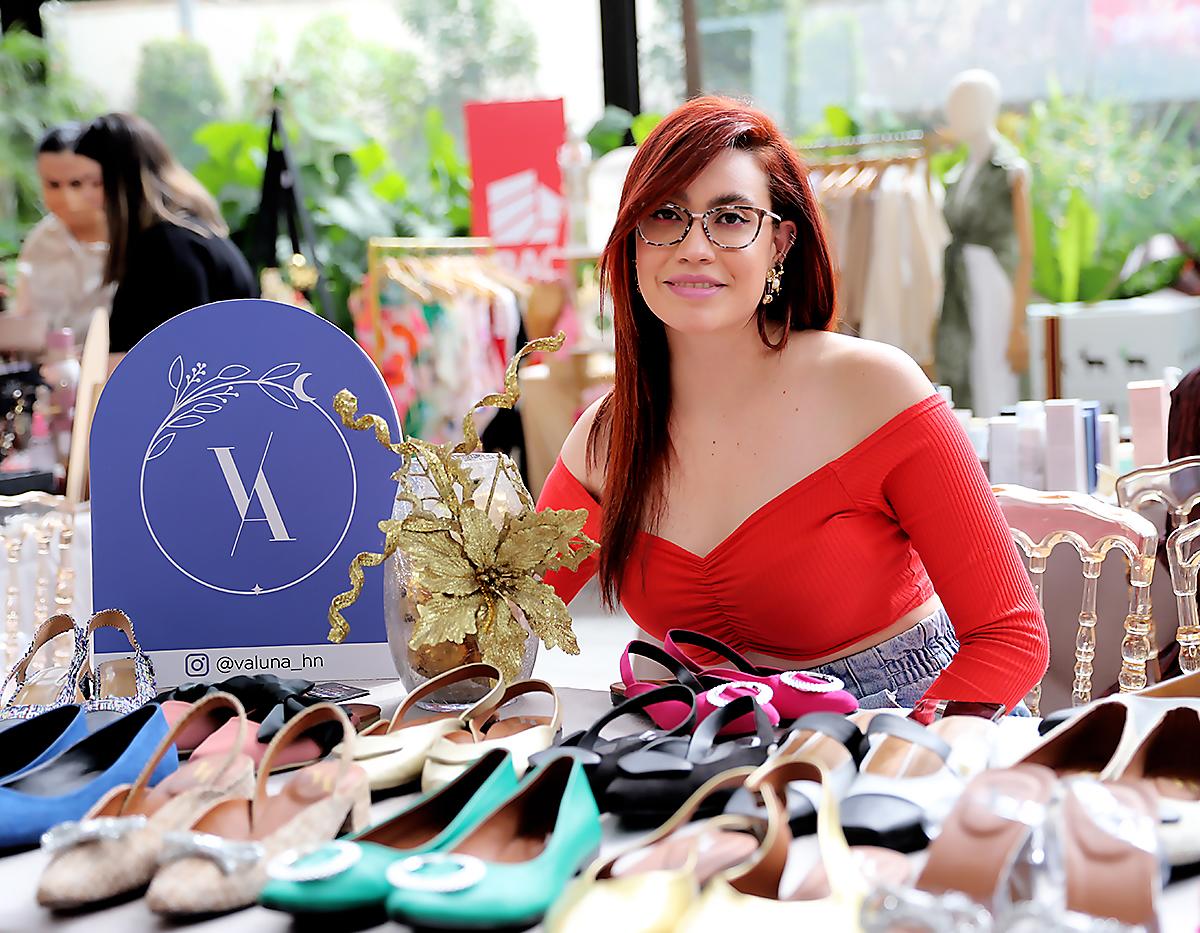 Gabriela Puerto con los diseños de Valuna, una firma de calzado 100% hondureño que ofrece versatilidad a todas sus clientas así como suavidad y comodidad