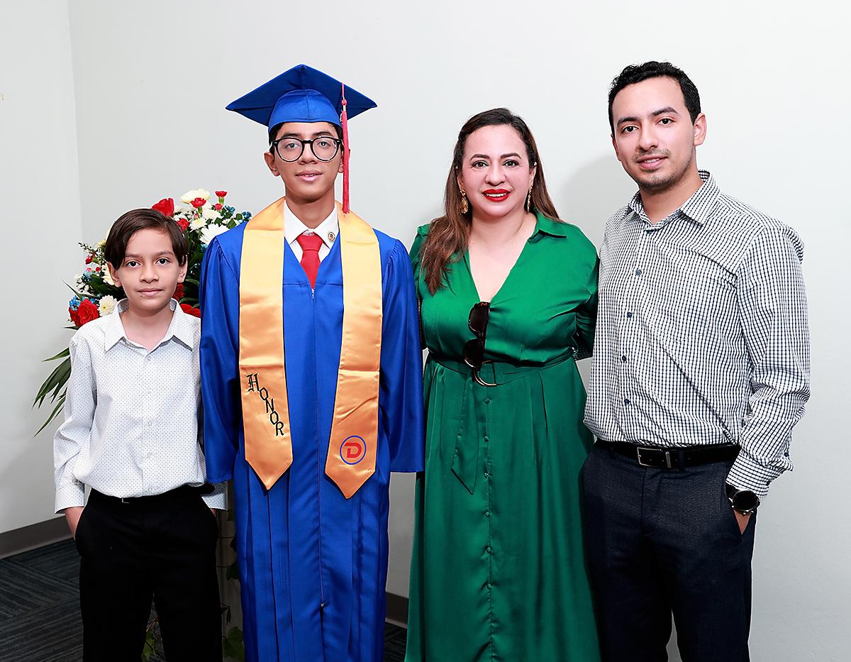 Entrega de títulos de los seniors 2024 de Dowal School