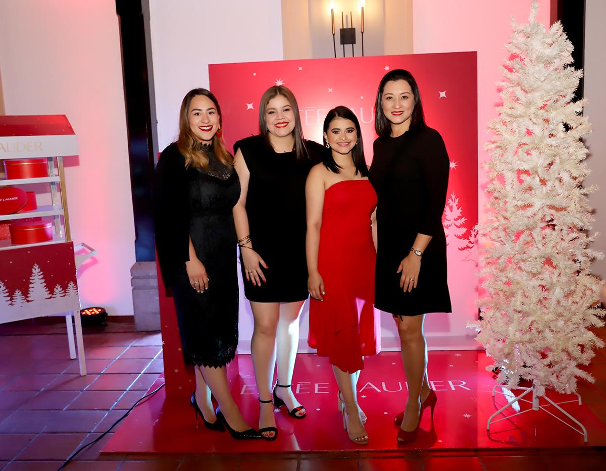 Lucía García, Melissa Cáceres, María José Hernández y Marisol de Pierrefeu en un backdrop con el espíritu navideño de Estée Lauder