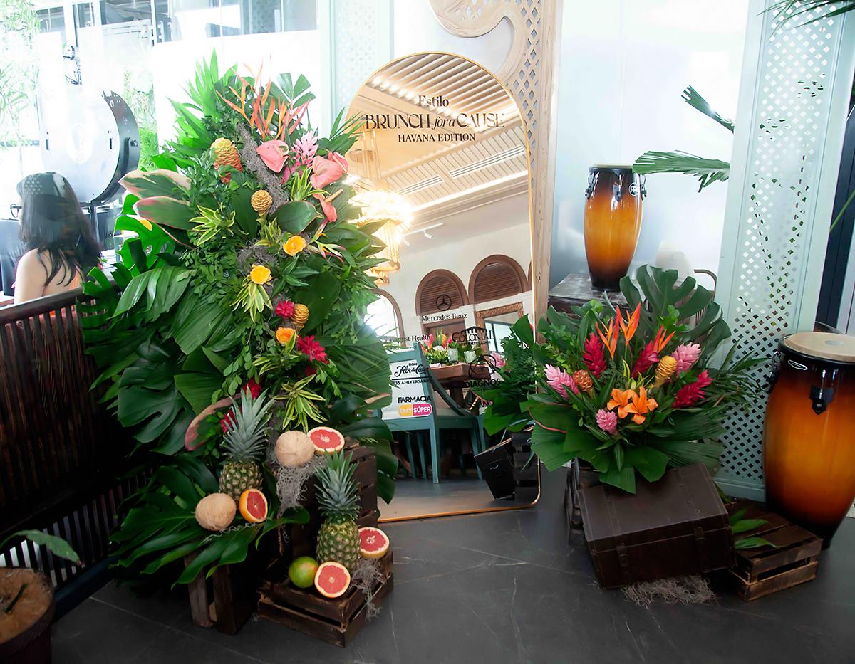 La propuesta decorativa integró elementos naturales como cocos, piñas frescas y toronjas rosadas, creando composiciones llenas de vida que celebran la abundancia y alegría del Caribe.