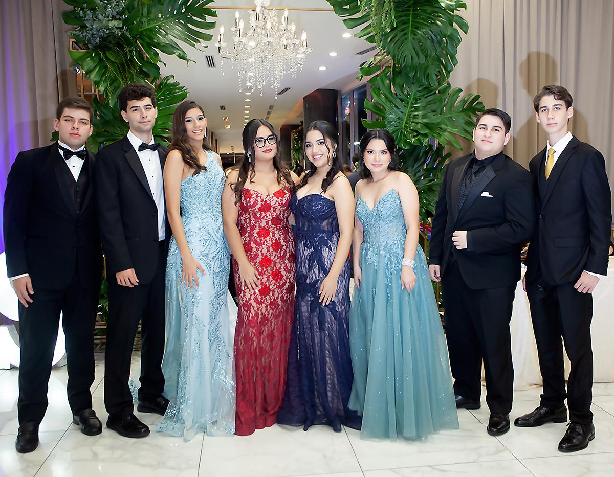 Una noche inolvidable disfrutaron los senior´s de la Santa María del Valle. Juan Samara, Joaquín Arguello, Dariana Gámez, Tatiana Flores, Isabel Alfaro, Andrea Oliva, Gustavo Franco y Saeed Rivera