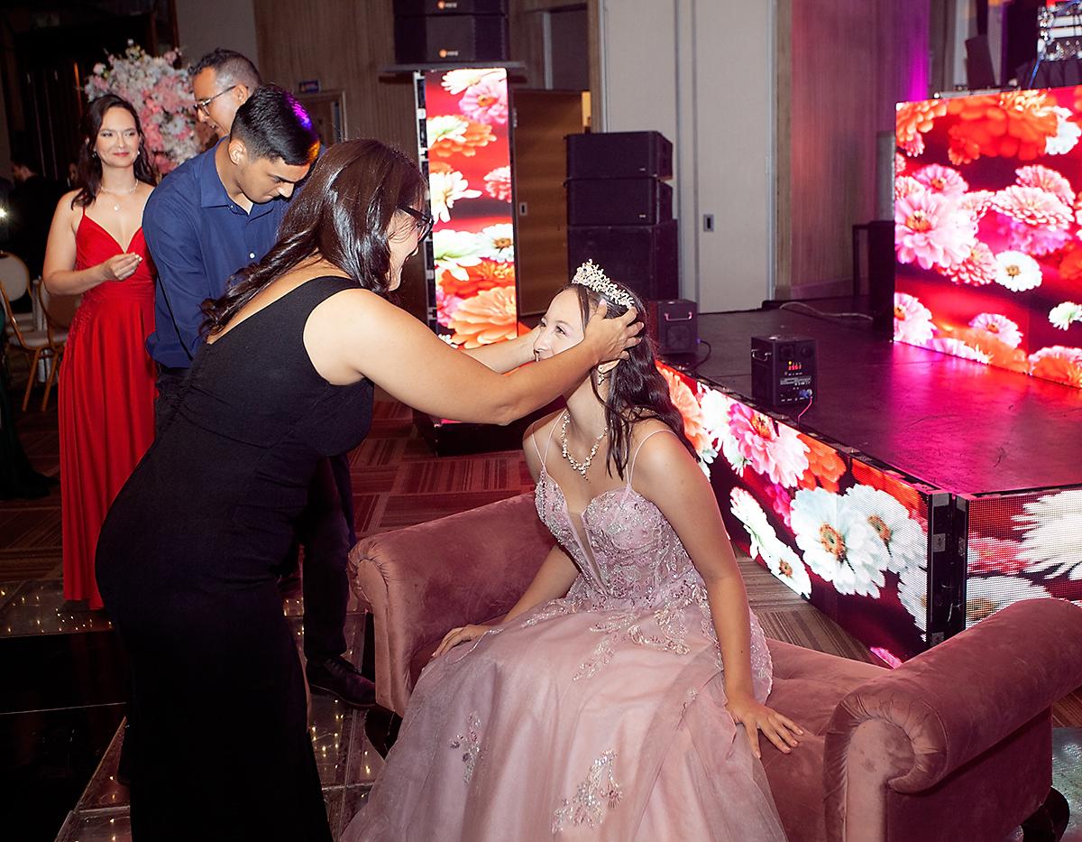 La cumpleañera recibió una corona como símbolo de elegancia, feminidad y sofisticación.