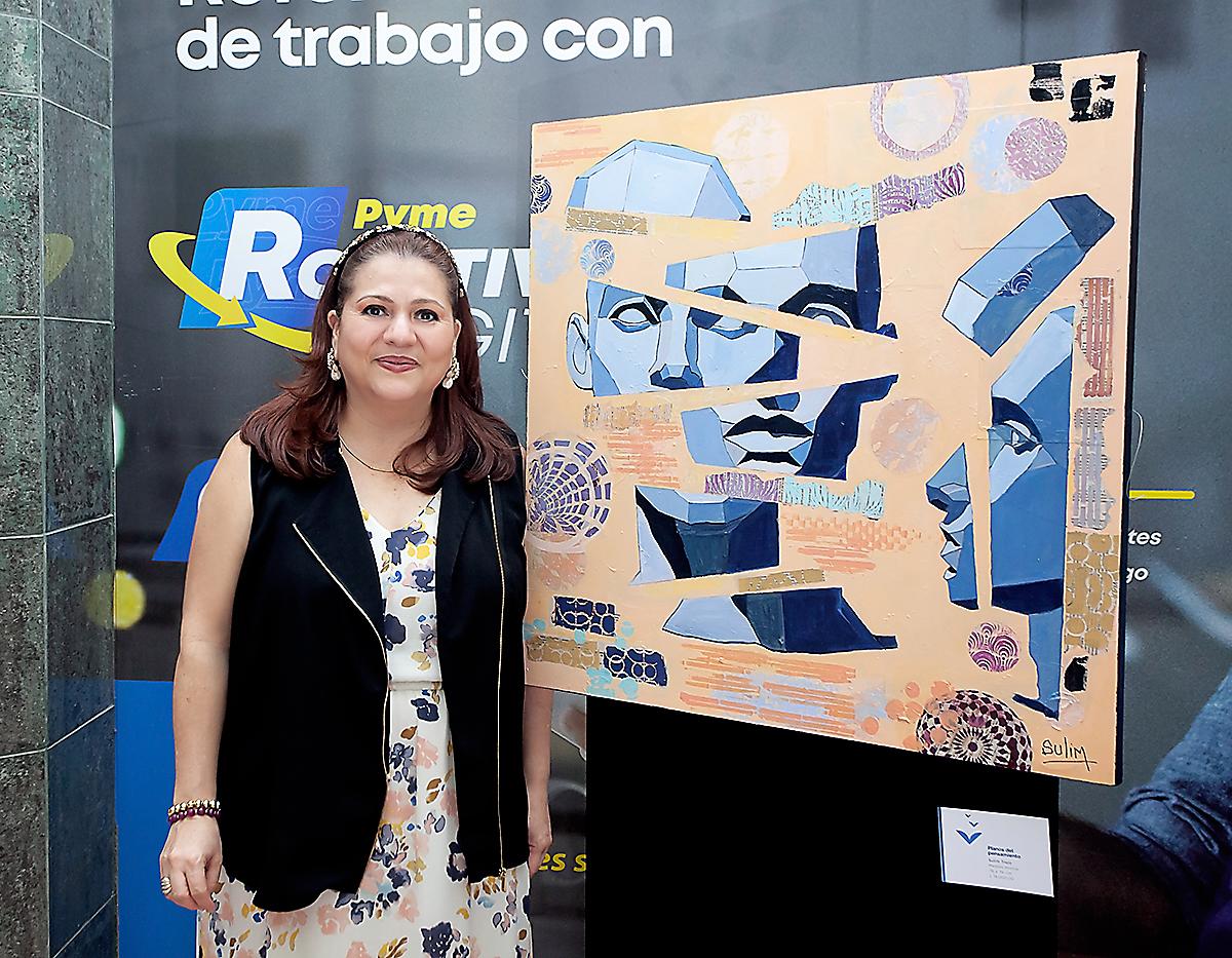 Sulin Trejo, con su obra.