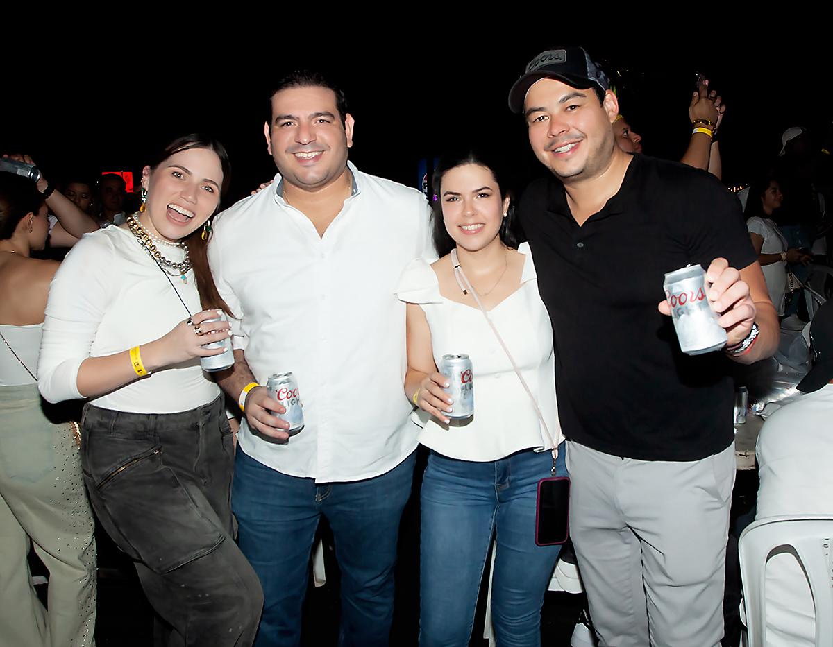 Daniela Fajardo, Héctor y Ana Turcios con Iván García.