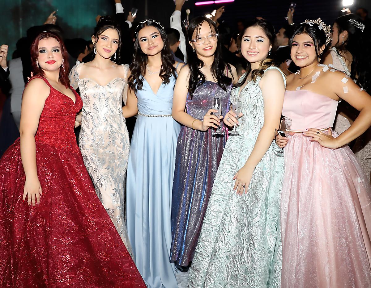 Natalie Sarmiento, Isabela Pinto, Gabriela Zelaya, Vivian Chen y Ariana Espinoza