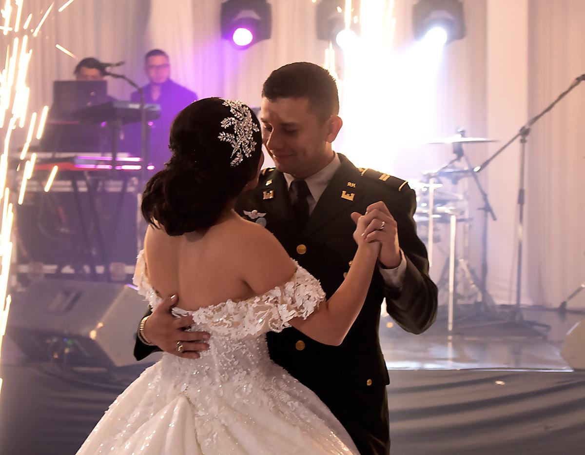 Carlos Fernando Interiano y Cindy Michelle Padilla durante su baile inaugural de su fiesta nupcial.