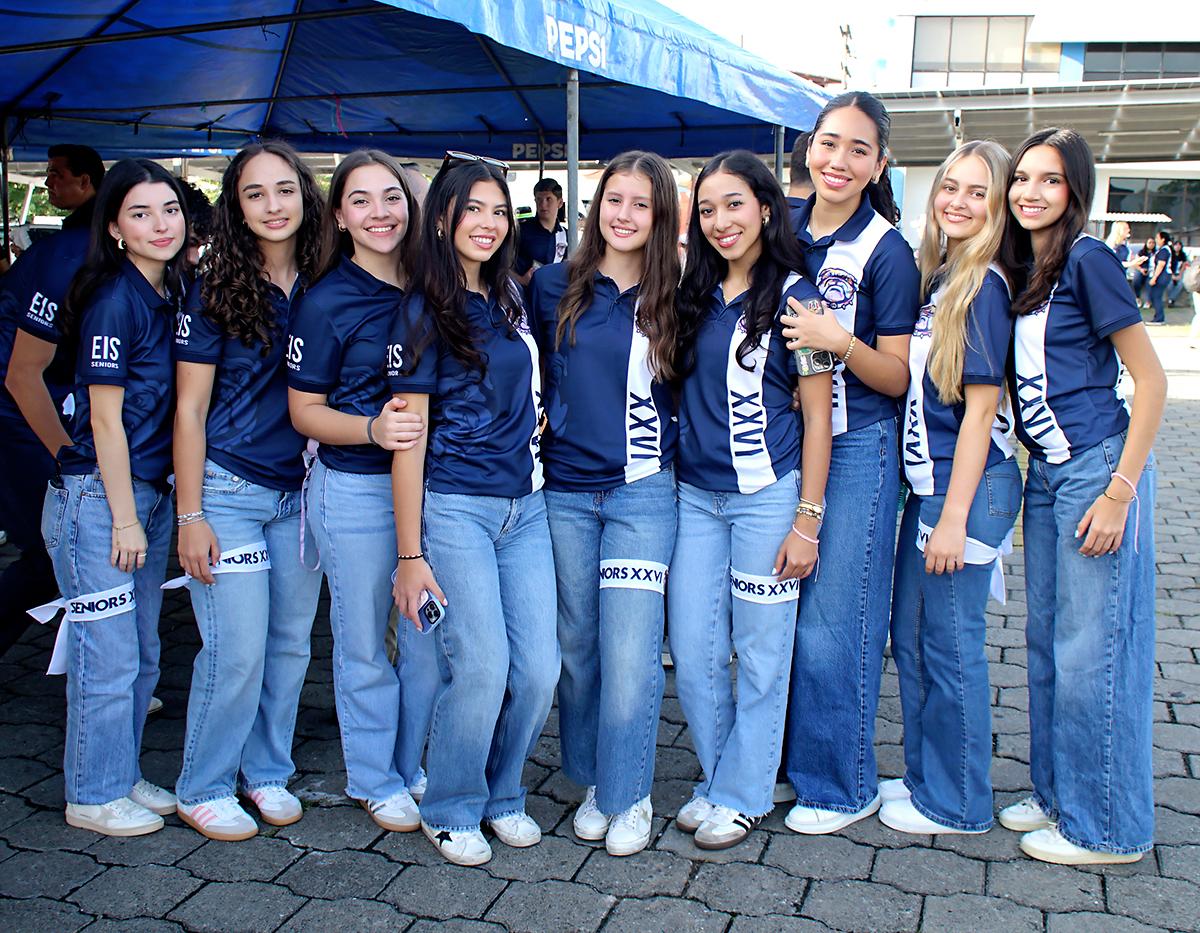 Llenos de entusiasmo y con mucha alegría por el inicio de su último año en la secundaria, los 129 seniors de la Escuela Internacional Sampedrana llegaron al parqueo del Comisariato Los Andes para celebrar a lo grande. Vistiendo jeans y camisetas con el logo de la institución, los futuros bachilleres fueron acompañados por sus padres, quienes se unieron a la caravana que partió hacia la Escuela, donde los esperaba las autoridades educativas y alumnado para festejar por su last first day.