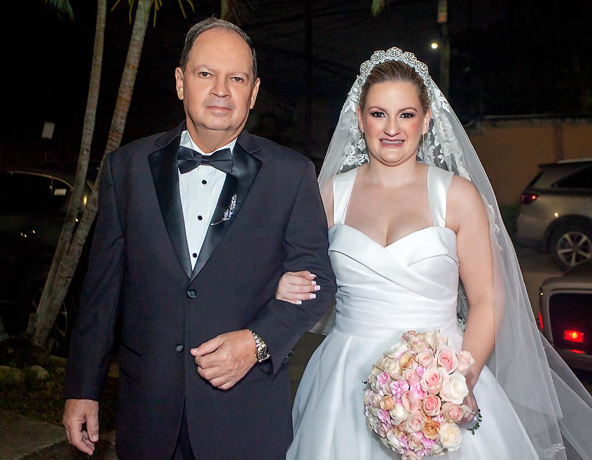 Abraham Wolozny con su hija Melissa, al momento de ingresar a la Iglesia María Reina del Mundo.