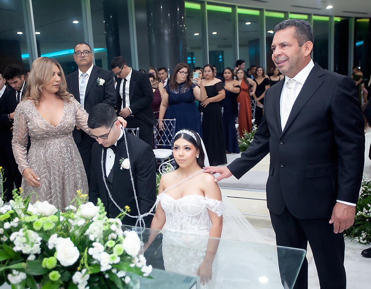 Los novios son acompañados por sus padrinos de boda, Irma y Melvin Noriega.