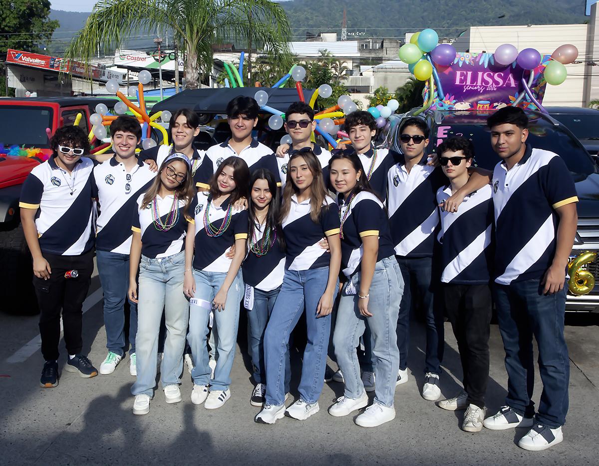 Motivados por el entusiasmo y la alegría los seniors de la clase 2026 de la Western International School llegaron al restaurante Denny’s del boulevard Morazán para degustar un delicioso desayuno, tomarse fotos con sus padres y luego salir hacia el centro educativo. La caravana estaba conformada por diferentes coches los cuales fueron adornados con creativos arreglos de globos. Los padres y sus hijos vivieron una fiesta de inicio espectacular, y esto solo es el principio de su último año escolar.