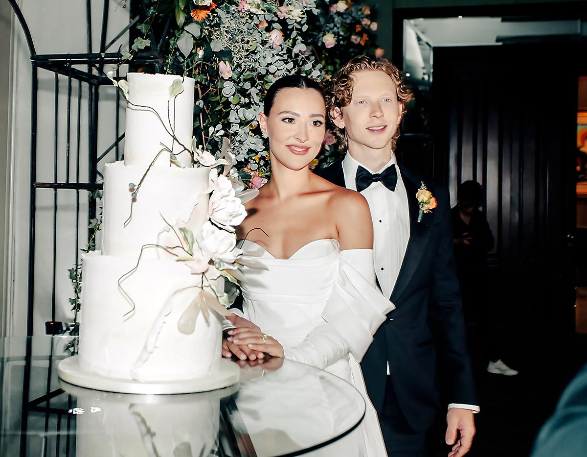 Sonrientes y felices tras haber contraído matrimonio, Gregory Hein y Beatriz Barletta Kivett llegaron al Club Hondureño Árabe en un Mercedes antiguo del año 1972, para celebrar la recepción nupcial que se llevó a cabo en el salón Jerusalén.