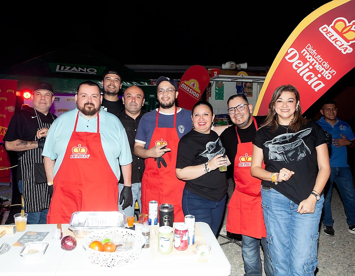 Uno de los grupos participantes en el Grilling Challenge con Supermercados Colonial.