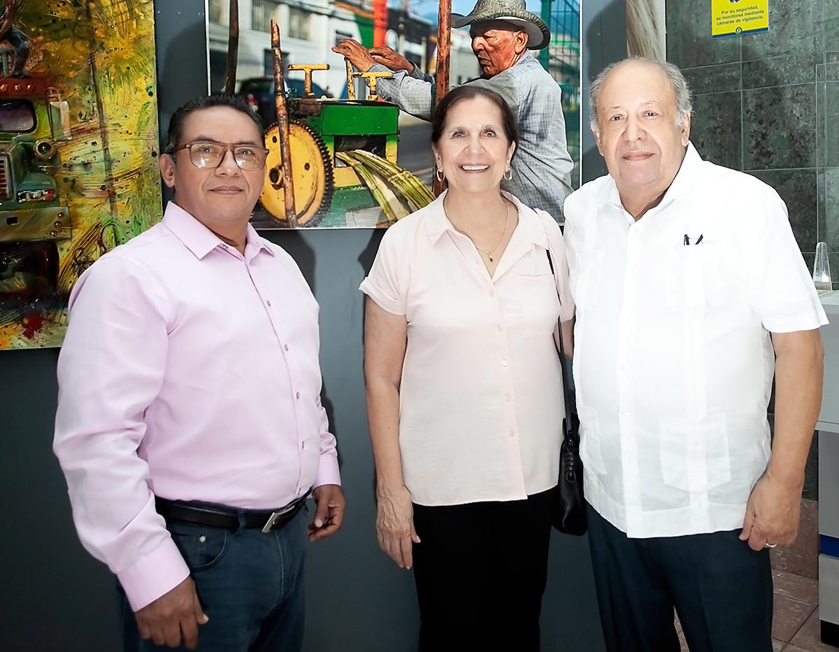 Agustín Ortega con María Eugenia y Antonio Handal.