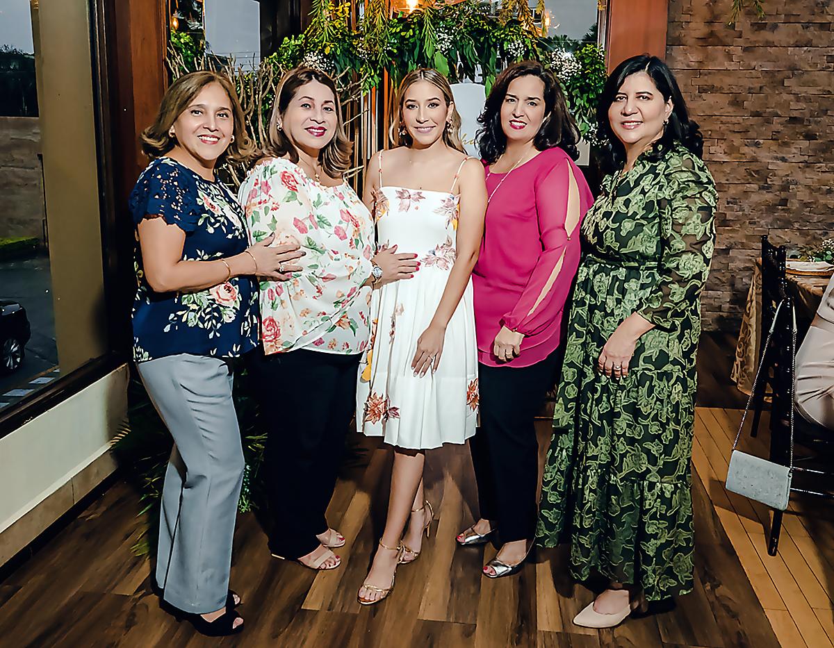 Glenda Martínez, Dora Meza, Stephanie Ewens, Nancy Fernández y Marla Panayotti.