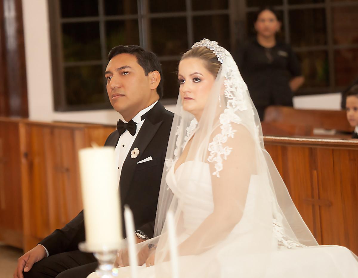 José Luis Martínez y su prometida Melissa Wolozny, durante la ceremonia religiosa.