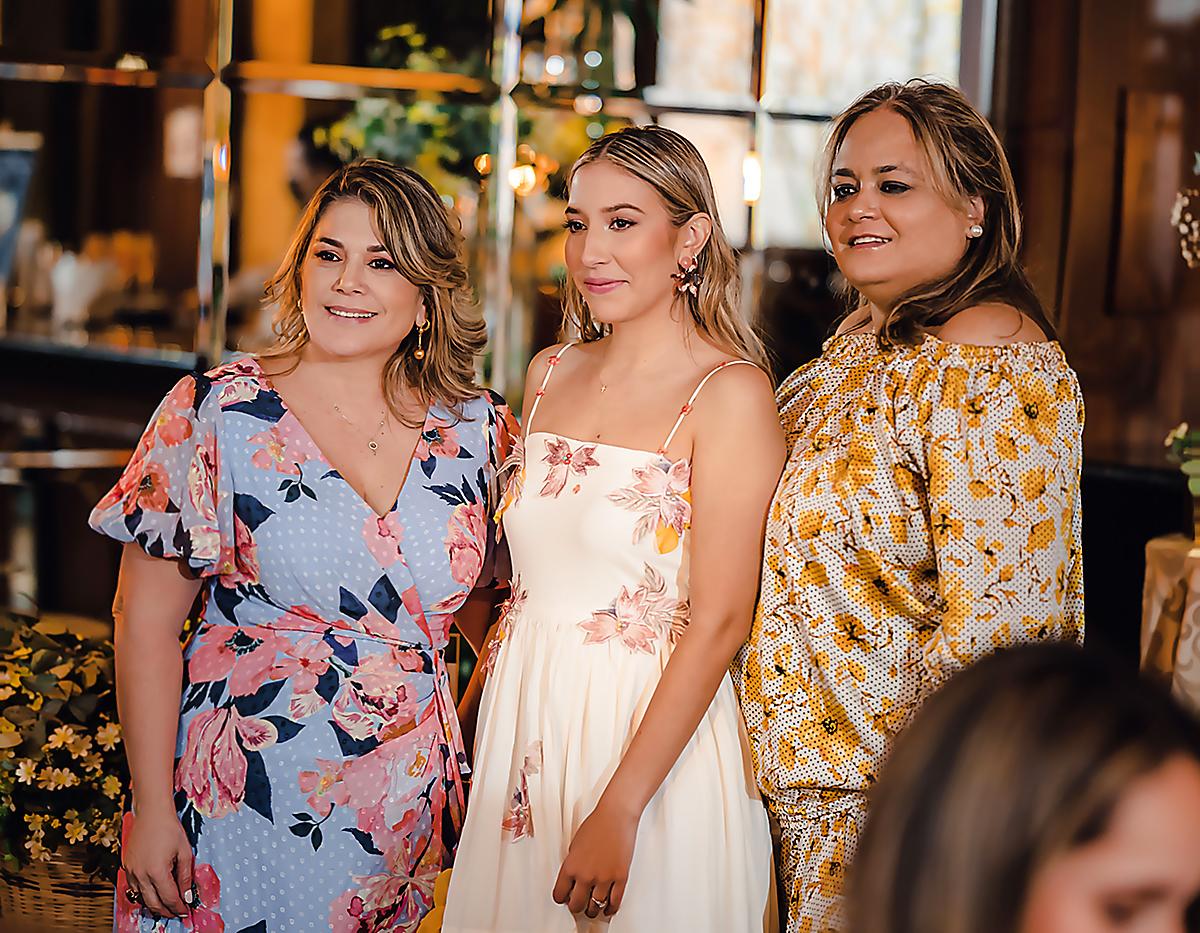 Mayte Ewens, Stephanie Ewens y Rosibel Jeer.