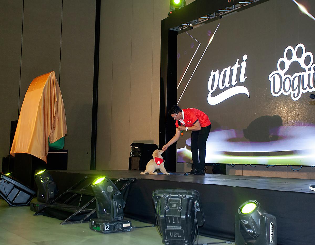 La ocasión fue propicia para presentar a una mascota amaestrada, la cual se robó los aplausos.