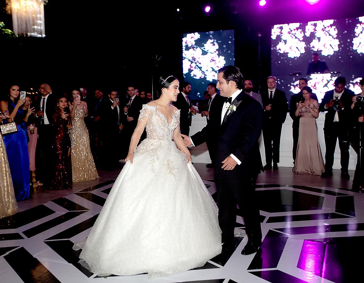 Los novios abrieron el baile en la pista al ritmo de su canción preferida <i>Can’t take my eyes of you</i>