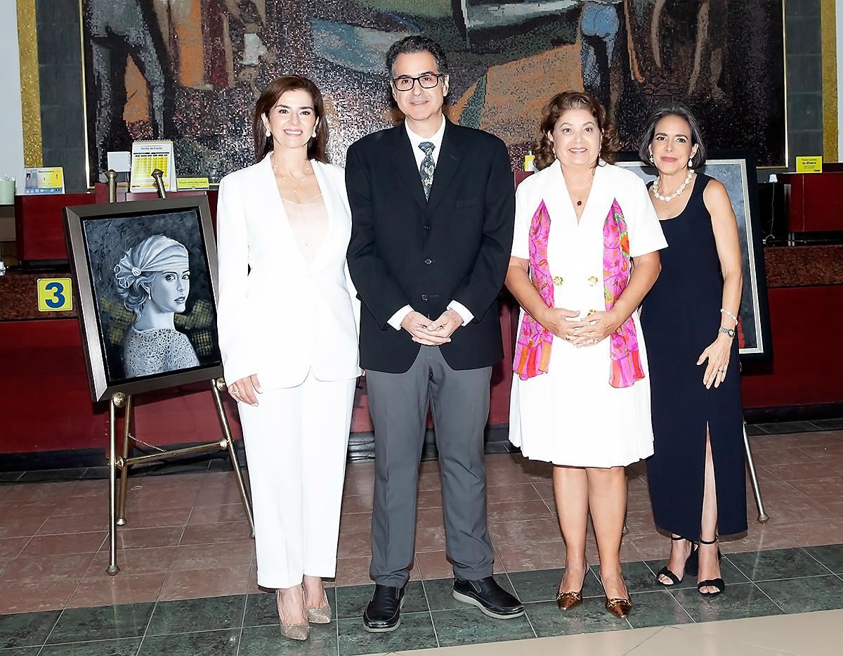 Suyapa Monterroso, Gustavo Larach, curador de arte; Leticia Morales, presidenta de AMAH y Gabriela Becerril, gerente de Cash Management de Banpais, en la inauguración de XX Edición de la Expoventa “El Arte y la Paz en Honduras”.