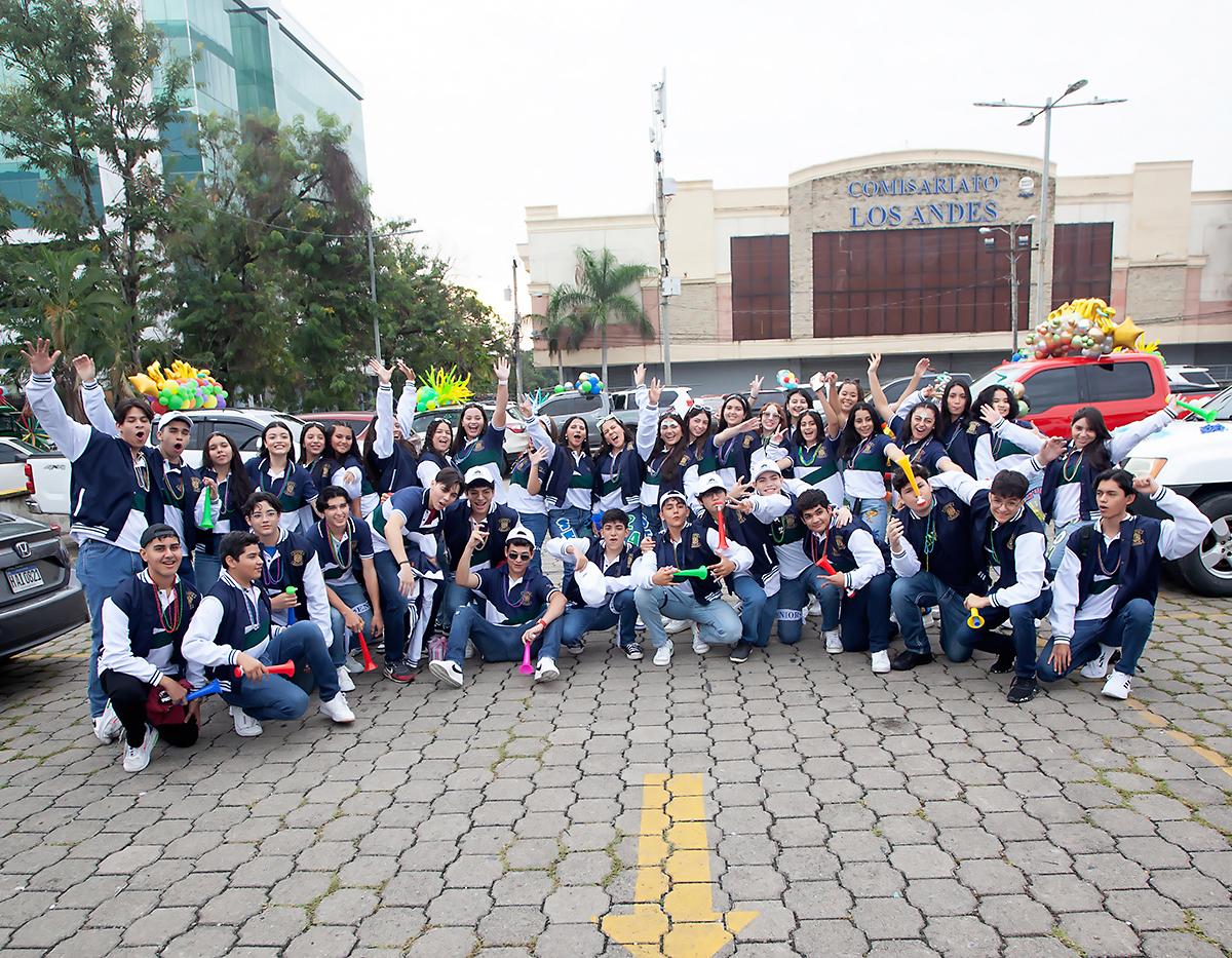 La generación 2024 de la Academia Americana en su primer día de clases.