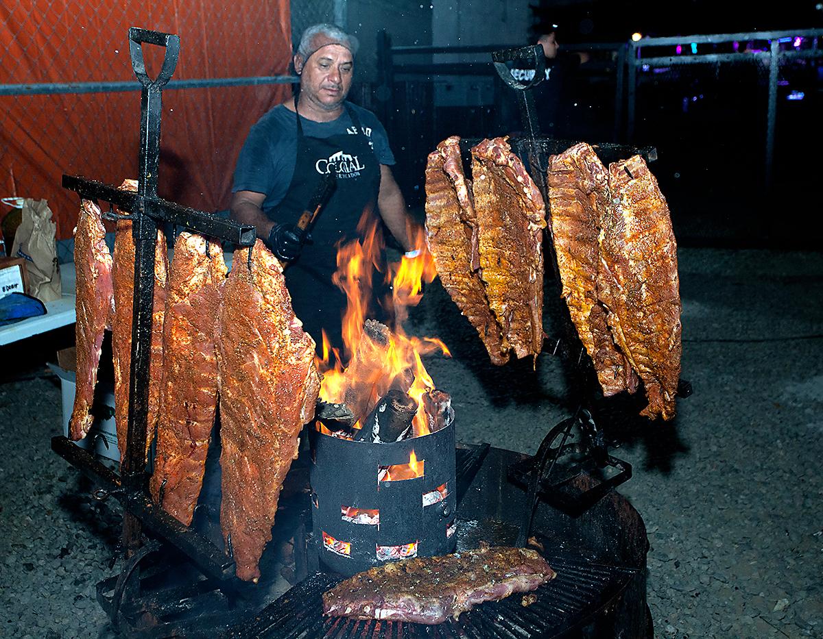 Enormes costillas fueron asadas durante el evento.