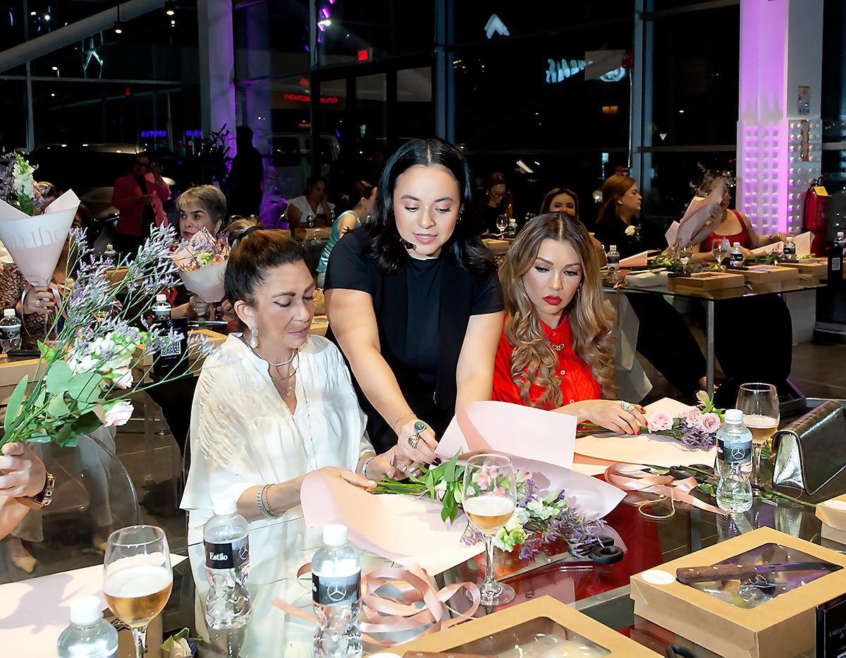 Emely Barnica, asistió a las invitadas durante la elaboración del arreglo floral. 