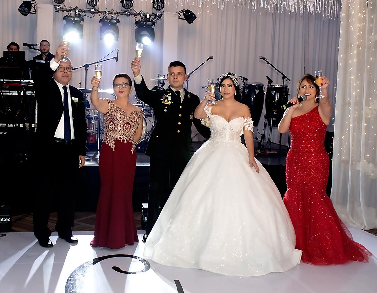 Eleazar Interiano, Delmy de Interiano, Fernando, Cindy de Interiano y Lidia Flores.