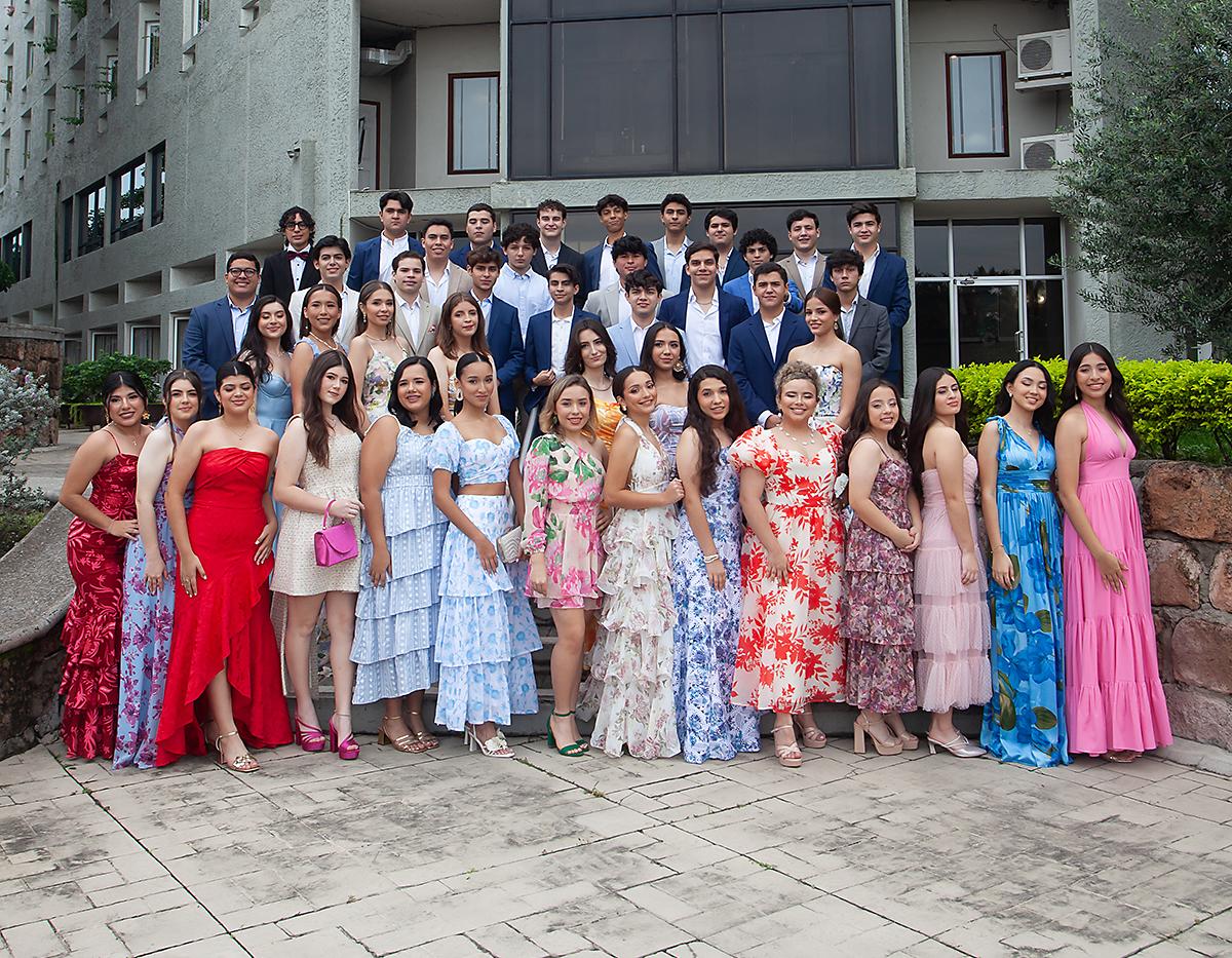 Los seniors de Seran School celebraron su tradicional desayuno de generación en el salón San Pedro del Hotel Copantl, organizado por el gabinete de padres de familia. La event planner Marcela Cueva diseñó un ambiente moderno y acogedor para esta ocasión especial. La celebración incluyó una emotiva plegaria de gratitud, una sesión de fotos para el recuerdo y un delicioso desayuno buffet, en una mañana llena de alegría y compañerismo.