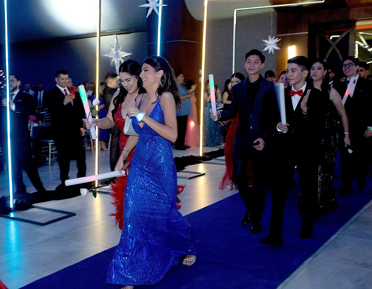 Con rostros de alegría recorrieron la alfombra azul para brindar por su triunfo estudiantil