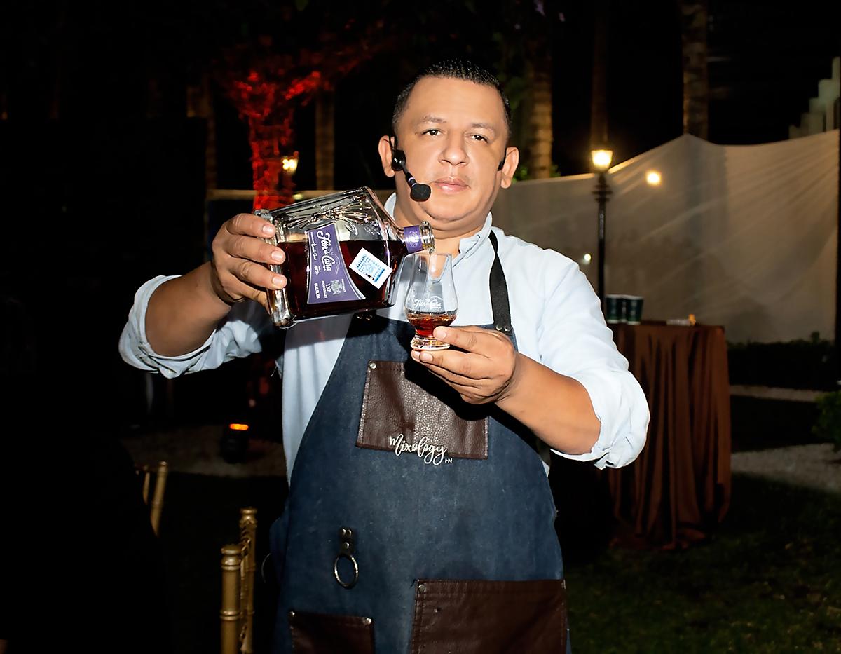 Samuel Castillo, mixólogo de Flor de Caña.