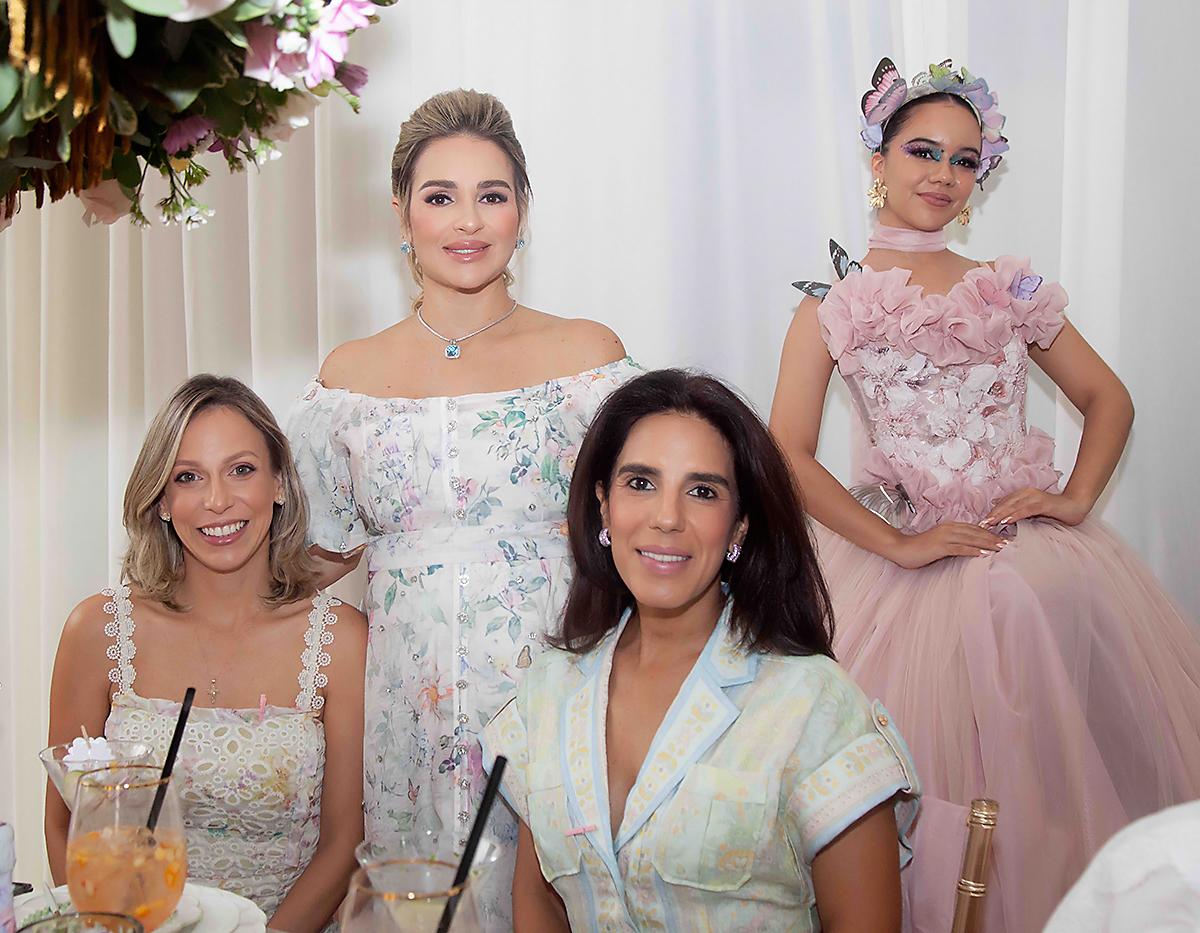Karla Matamoros de Cruz, con sus amigas María Fernanda Hollidays y Nuhed Abufele.
