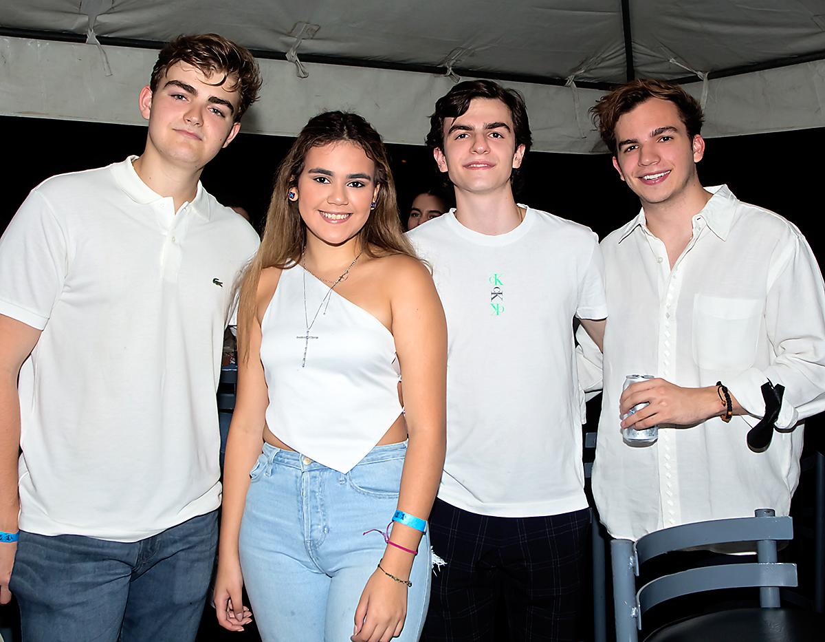 Rodolfo Córdoba, Daniella Rodezno con Sebastian y Marco Raudales.