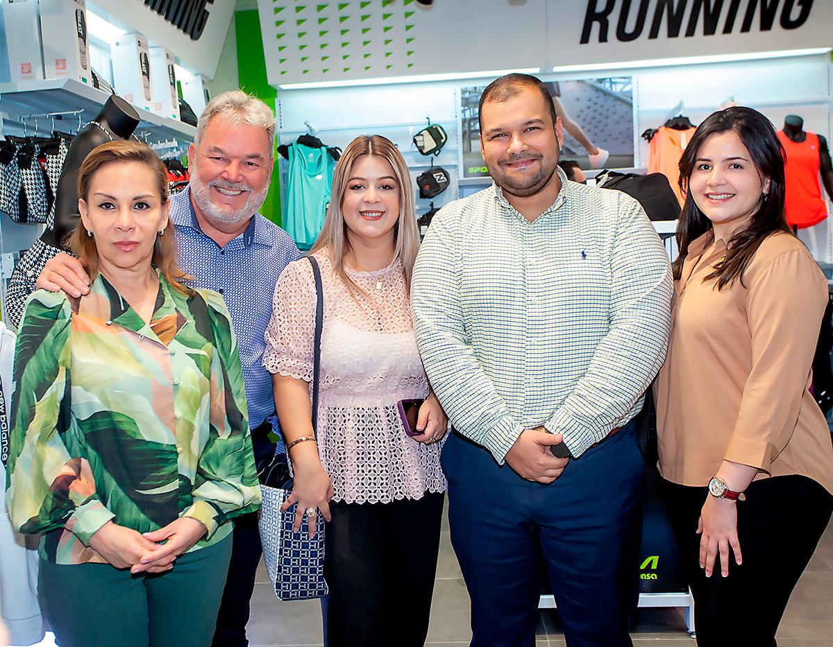 Zoila Santos, Roberto Contreras, Kathya y Gustavo Amador con Marcela Durán.