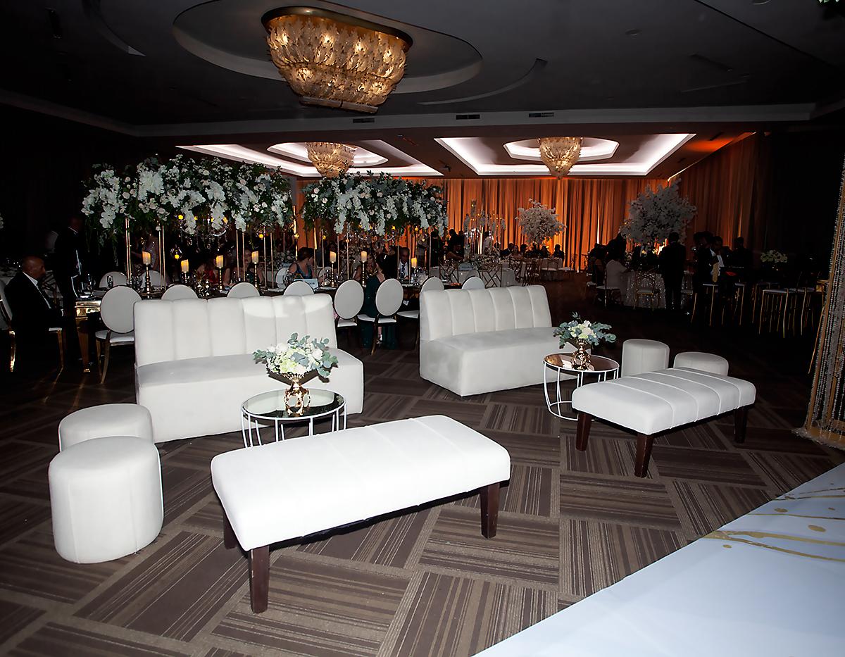 Elegantes salas lounge fueron dispuestas para comodidad de los invitados a la boda Canahuati Almassou.
