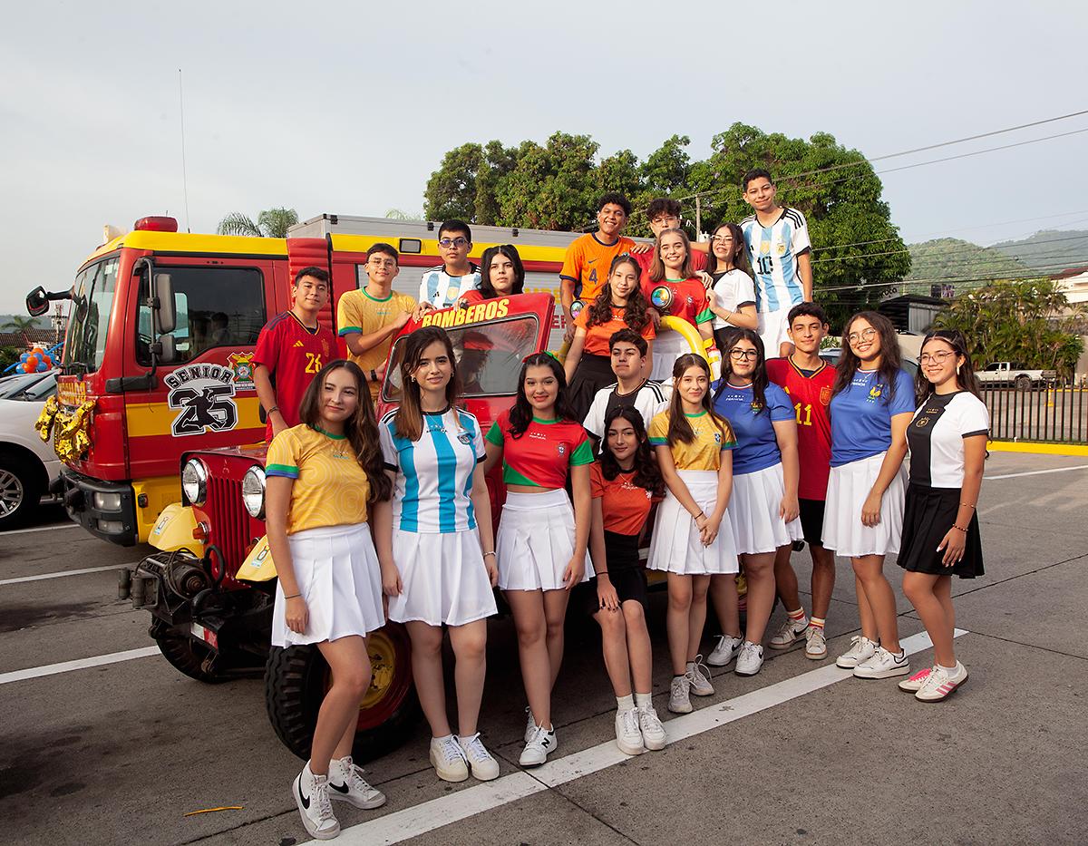 Los seniors 2025 de Little Fit &amp; Big Step Institute vivieron una jornada especial, comenzando con un desayuno en Denny’s y una caravana colorida hacia el centro educativo, vestidos con camisetas del Mundial 2022. Al llegar, fueron recibidos entre aplausos, confeti y ovaciones, portando las banderas de sus equipos favoritos.