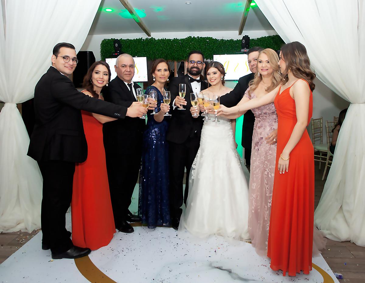 Ruben Martinez, Andrea de Martinez, Sergio Flores, Suyapa de Flores, Sergio Flores, Gabriela Castro, Carlos Castro, Josefina de Castro y Carla Castro.