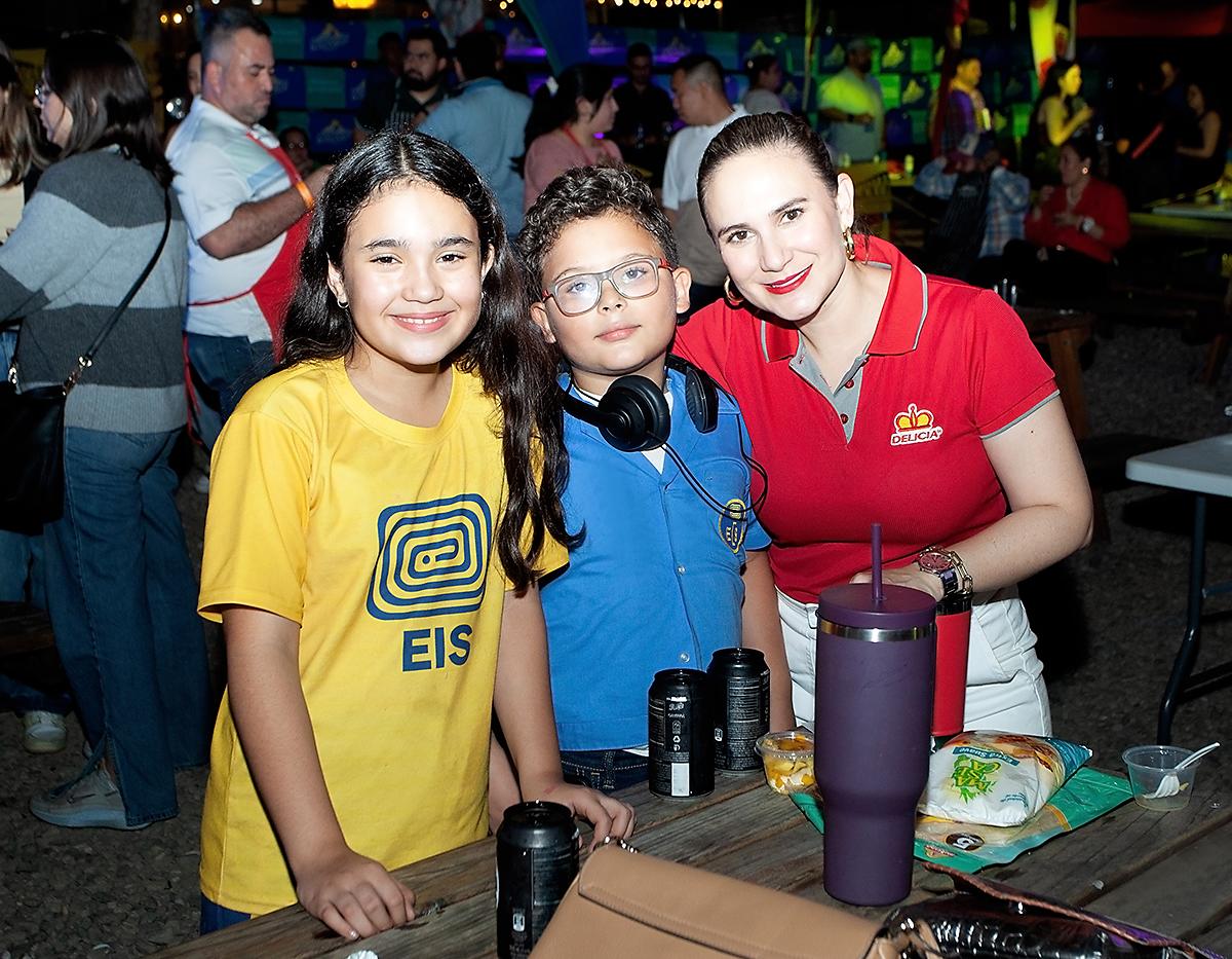Olivia e Ignacio Robelo con su mamá Melany Galeano