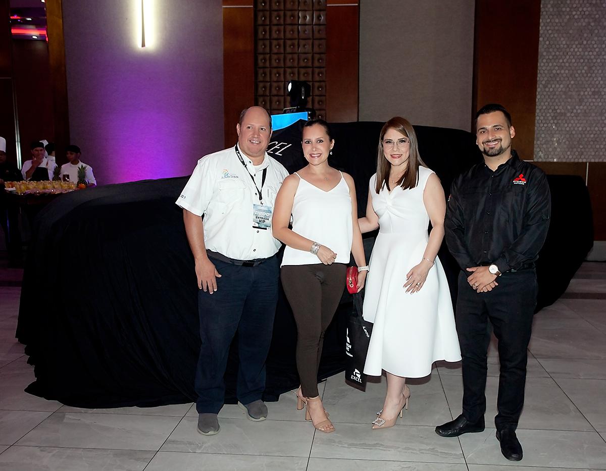 Alonso y Diana Ávila con Astrid Carranza.