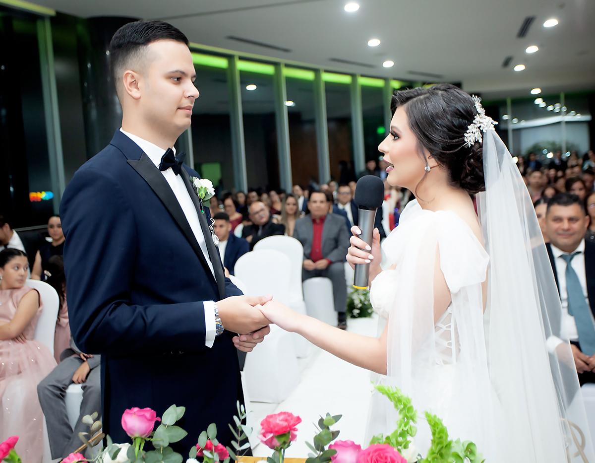 Los novios leen los votos de compromiso.
