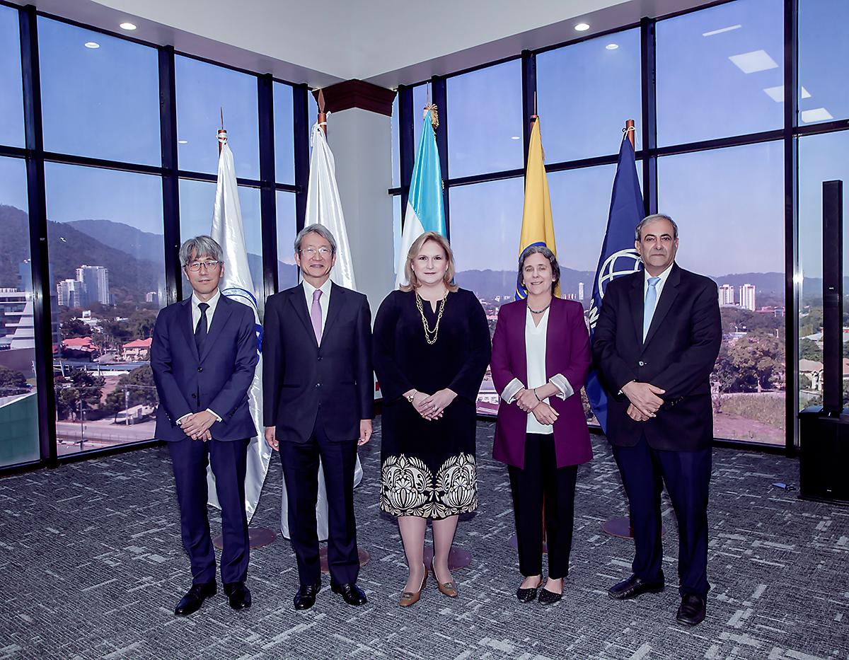 Sr. Atsunori Kadoya, representante residente de JICA; el Excelentísimo Señor: Nakai Kazuhiro, Embajador de Japón; Sra. María del Rosario Selman-Housein, Presidenta Ejecutiva de Banpas; Sra. Kinnon Scott, representante de país del Banco Mundial y Karim Qubain, presidente de la Cámara de Comercio Industrias de Cortés.