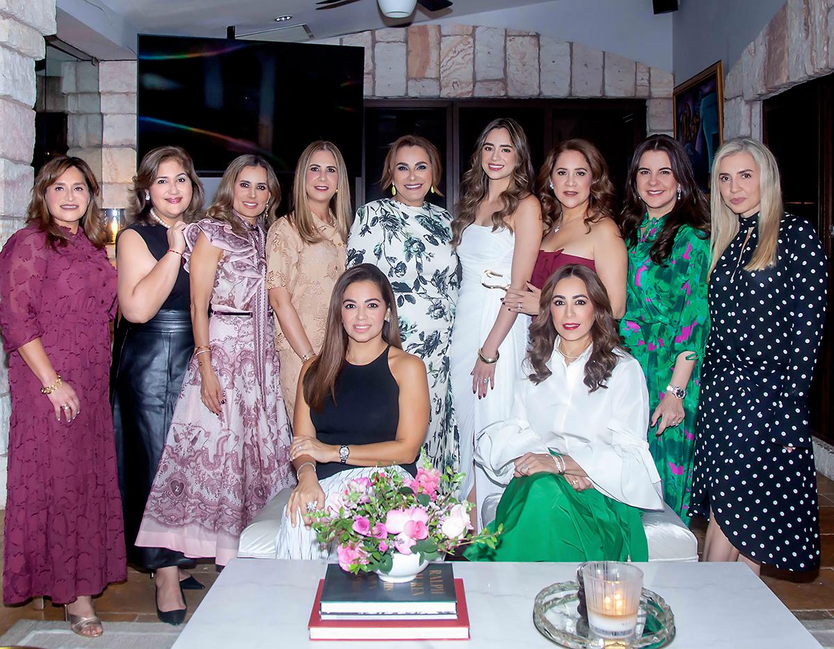 Marco Emilio Ghattas Khamis y Alessa Matuty Díaz celebran una etapa llena de ilusión al anunciar que pronto unirán sus vidas en matrimonio, culminando así una historia de varios años de noviazgo. La alegría por este nuevo capítulo también llegó a sus amigas más cercanas, quienes sorprendieron a la novia con una sofisticada despedida de soltera inspirada en el encanto parisino. En la foto: Alicia Bográn, Isabel Díaz, Erika Andonie, Alexia Marinakys, Ligia Hall, la novia Alessa Matuty Díaz, Giselle Tinoco, Marinette Kattán, Vanessa Bizzarri, Andrea Quintana y Tricia Matuty