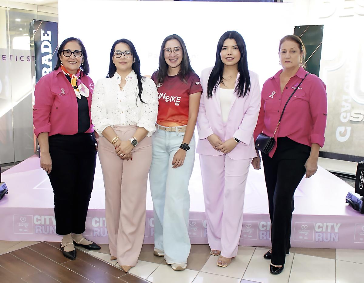 El lobby de City Mall fue el escenario perfecto para el lanzamiento oficial de City Run: una carrera por una causa, con un objetivo solidario que se desarrollará en el mes de octubre, en el marco del mes rosa, en San Pedro Sula y Tegucigalpa. En la foto: Rosemonde Abedrabbo directora de Funhocam, Tatiana Gallardo: gerente de mercadeo de City Mall; Raquel Perdomo: coordinadora del City Run; Karla Miralda: coordinadora de mercadeo y Tina López de Funhocam.