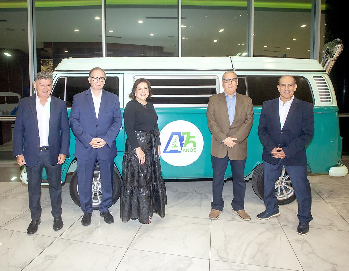 Los hermanos Bueso-Hernández: Rodolfo, Eduardo, Ana Clemencia, Jorge y Abraham.