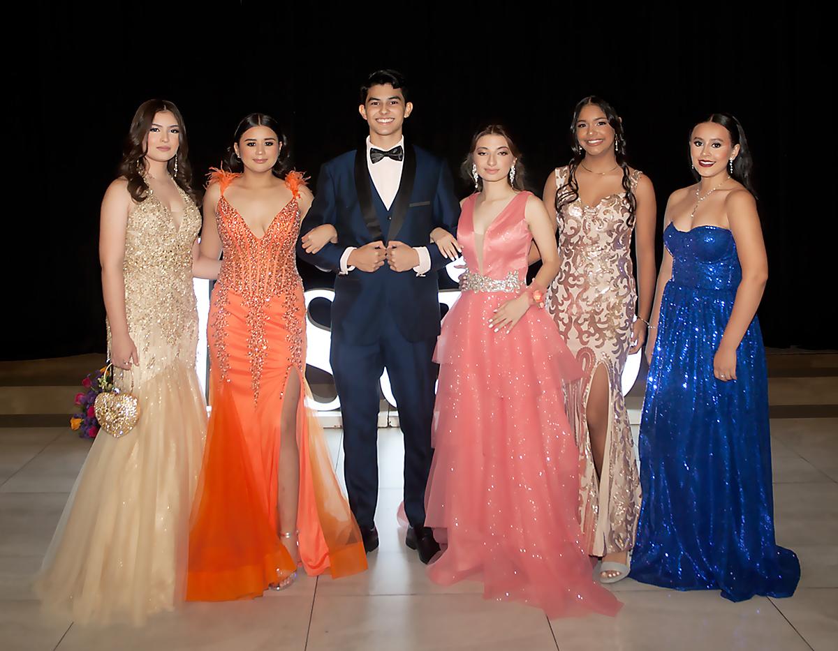 Valerie Ramírez, Montserrat Escobar, Carlos Munguia, Sofía Verdial, Grecia Montalván y Melany Pacheco.