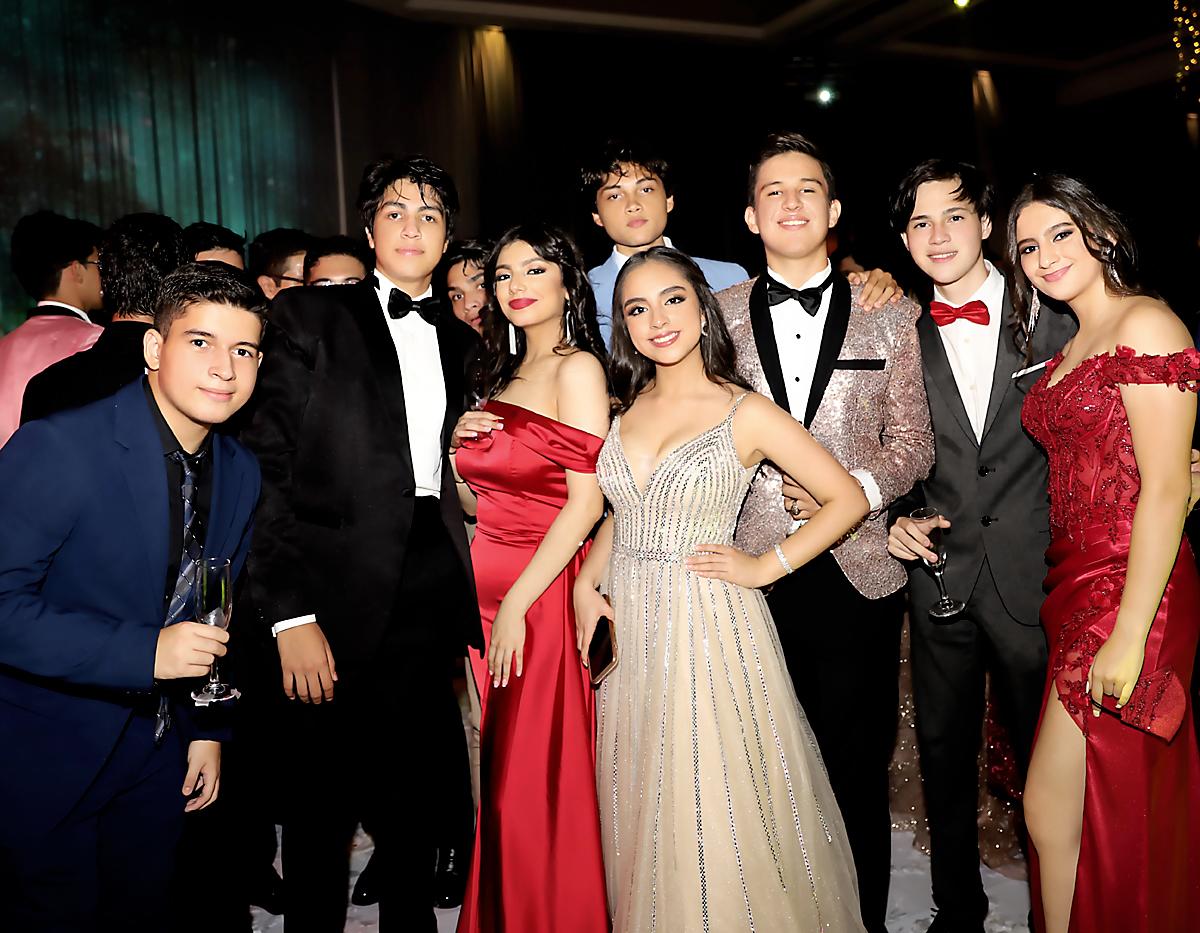 Brillo, color y alegría así fue la fiesta de graduación de los seniors de la Estancia School 2022 quienes compartieron de una inolvidable noche que tuvo lugar el Centro de Conveciones del Honduras Maya. Diego Cruz, José Velasco,Marcella Molina, Christopher Varela, Sofía Casco, Diego Hernández, Jorge Navarro y Andrea Rivera