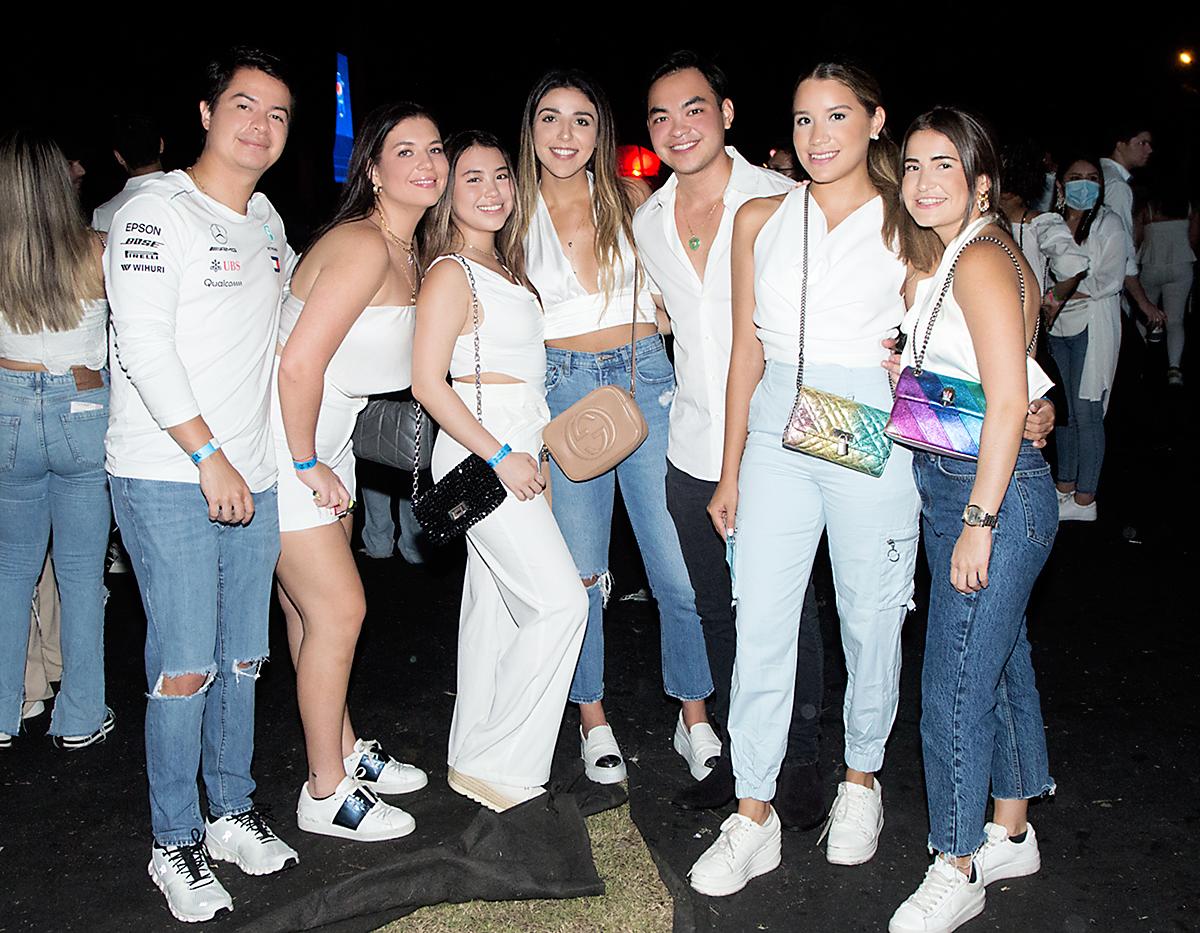 Diego León, Melanie Suger, Angie Lam, Arianna Boadla, Chi Vang Lam, Ceily López y María Sierra.